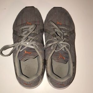 gray puma tennis shoes